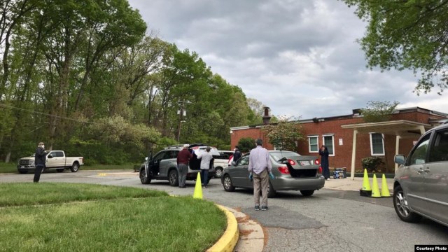 Antrian dan suasana pembagian iftar secara drive thru di Masjid Darusalaam, College Park, Maryland. (Foto courtesy: Masjid Darusalaam)