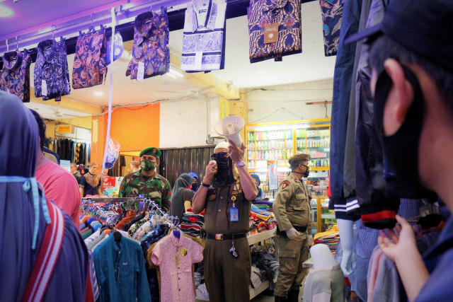 Petugaih geupeuingat ureung bak Pasai Aceh untuk pake masker. Foto: Satpol PP Aceh 