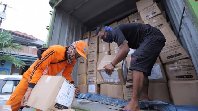 Distribusi bansos DKI Jakarta tahap dua di Cijantung, Jakarta Timur. Foto: Instagram/ @kominfotik_jt