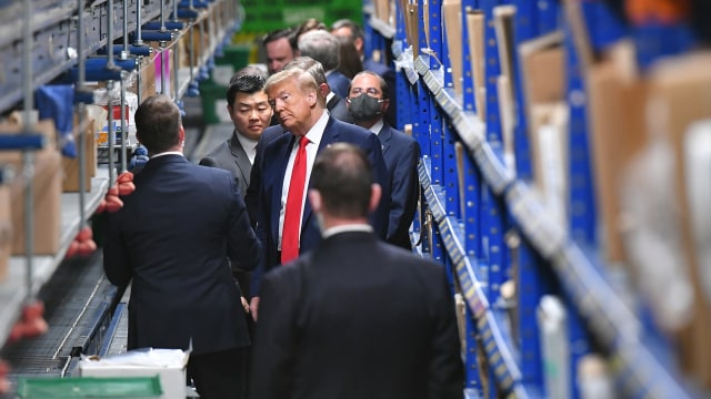 Presiden AS Donald Trump mengunjungi distributor pasokan medis Owens and Minor Inc. di Allentown, Pennsylvania pada (14/5). Foto: AFP/MANDEL NGAN