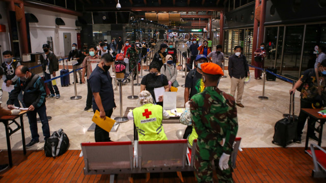 Petugas memeriksa kesehatan calon penumpang sebelum pemberangkatan di Terminal 2 Bandara Soekarno Hatta, Tangerang, Banten, Jumat (15/5). Foto: ANTARA FOTO/Fauzan