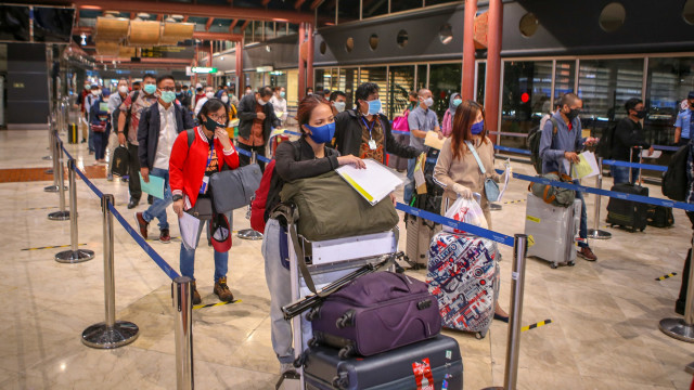 Calon penumpang mengantre sebelum pemberangkatan di Terminal 2 Bandara Soekarno Hatta, Tangerang, Banten, Jumat (15/5). Foto: ANTARA FOTO/Fauzan
