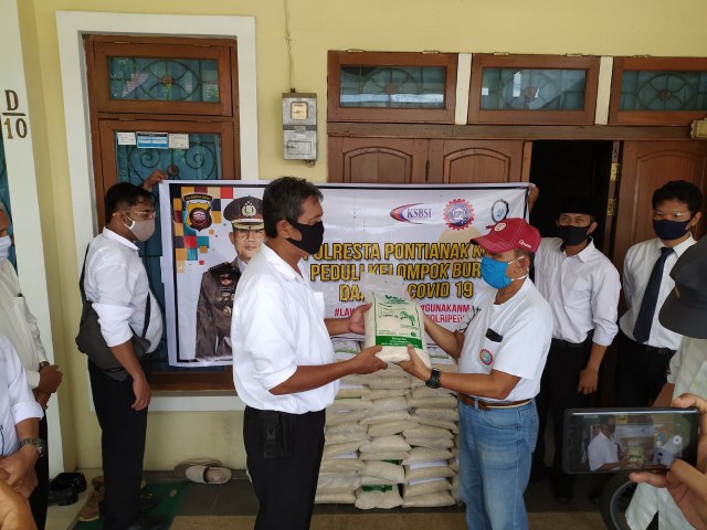 Kanit 3 Sat Intelkam Polresta Pontianak, Iptu Budi Purwanto saat menyerahkan distribusi beras kepada kelompok buruh di Pontianak. Foto: Dok. Hi!Pontianak