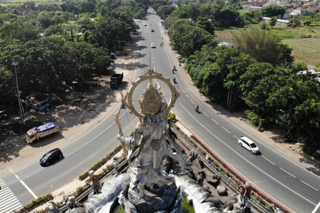 Sejumlah kendaraan bermotor melintas di jalan Ngurah Rai saat hari pertama penerapan PKM di kawasan taman Titi Banda, Denpasar, Jumat (15/5) Foto: ANTARA FOTO/Nyoman Budhiana