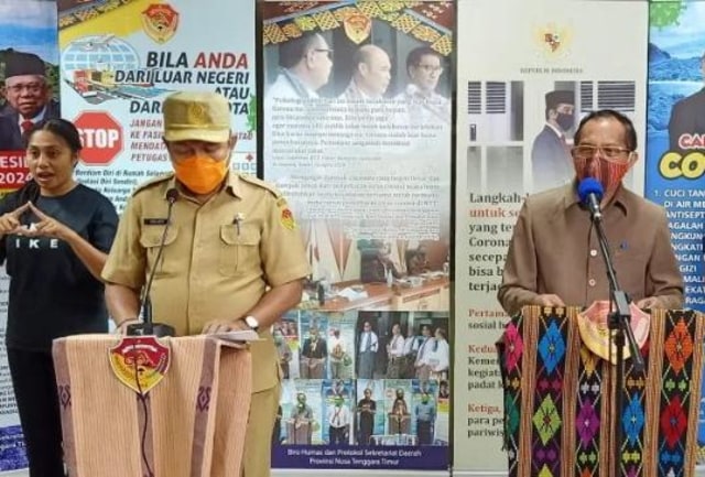 Kepala Dinas Kesehatan Provinsi NTT, Dominggus Mere bersama Juru Bicara Gugus Tugas COVID-19 NTT, Marius Ardu Jelamu. Foto: istimewa. 