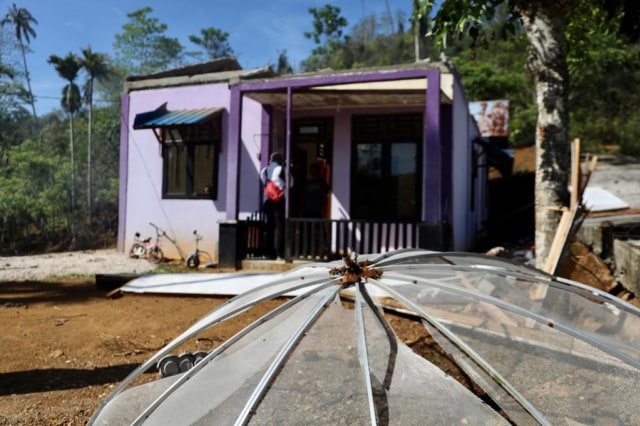 Rumah yang atapnya rusak karena puting beliung. Foto: Suparta/acehkini