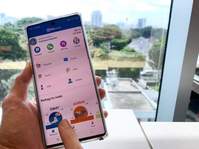 com-Ilustrasi mobile banking BRIsyariah.