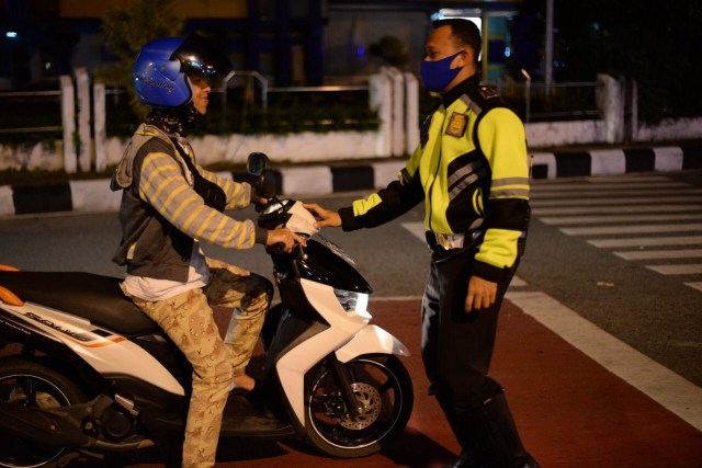 Pengendara yang terjaring razia di Pontianak lantaran tak menggunakan masker saat keluar rumah. Foto: Dok. Polresta Pontianak