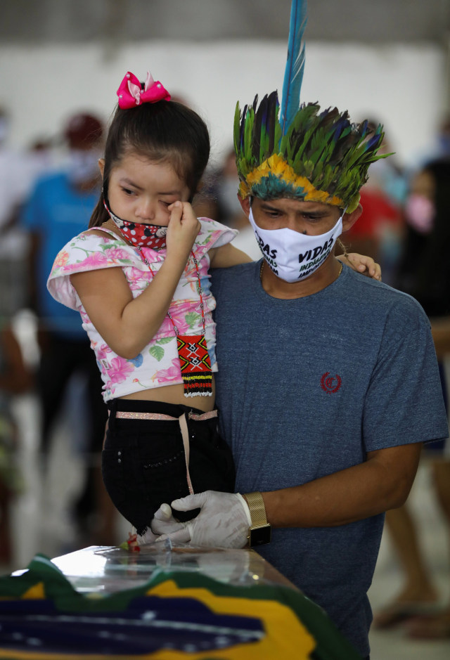 Masyarakat adat menghadiri pemakaman Kepala Messias Kokama yang meninggal dunia karena virus corona di Parque das Tribos, Manaus, Brasil. Foto: REUTERS/Bruno Kelly