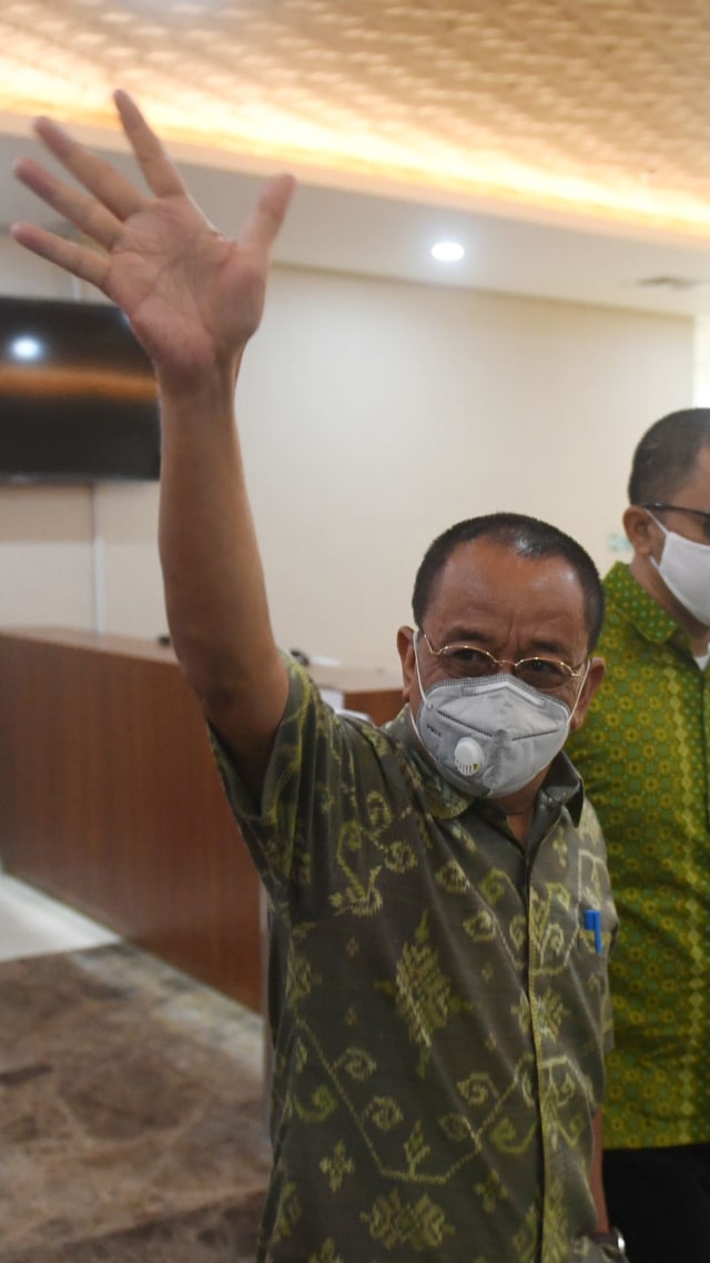 Mantan Sekretaris Kementerian BUMN Muhammad Said Didu (kiri) melambaikan tangan sebelum menjalani pemeriksaan di Bareskrim Polri, Jakarta. Foto: ANTARA FOTO/Akbar Nugroho Gumay