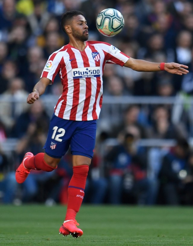 Renan Lodi beraksi dalam pertandingan melawan Real Madrid. Foto: AFP/Oscar Del Pozo