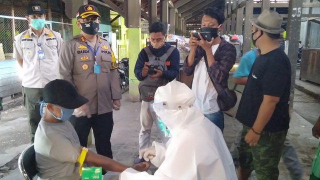 Ilustrasi: Dinkes Bojonegoro saat laksanakan pemeriksaan rapid test masal terhadap pedagang Pasar Bojonegoro Kota. Kamis (14/05/2020)