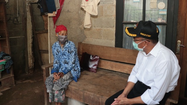 Menteri Koordinator Bidang Pembangunan Manusia dan Kebudayaan Muhadjir Effendy meninjau penyaluran bantuan sosial Presiden di Kabupaten Bogor, Jawa Barat. Foto: Dok. Kemenkopmk