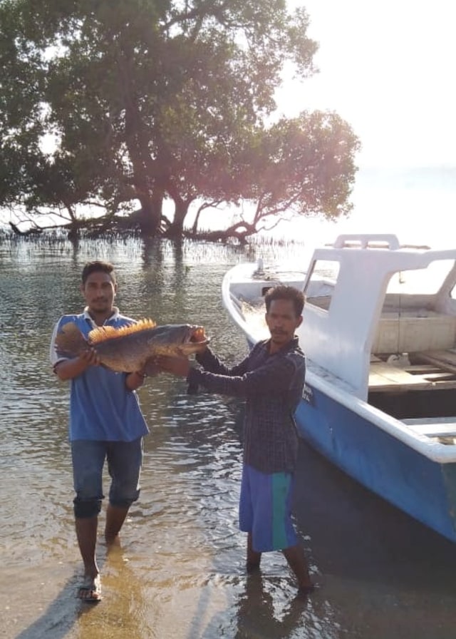 Kaharudin (kiri), nelayan penjaga laut Kilo. Foto: Dok Kaharudin