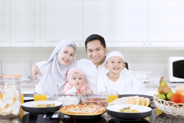 Ilustrasi Ramadhan di rumah aja bersama keluarga. Foto: Shutterstock