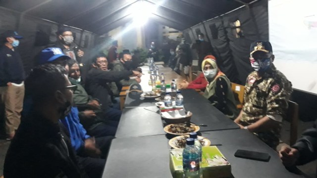 Nova Iriansyah makan sahur di posko pengungsi korban banjir bandang Aceh Tengah. Dok. Humas Aceh 