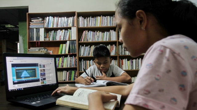 Siswa mengerjakan tugas sekolah di rumahnya di Pekanbaru, Riau, Kamis (16/4/2020). Foto: ANTARA FOTO/Rony Muharrman