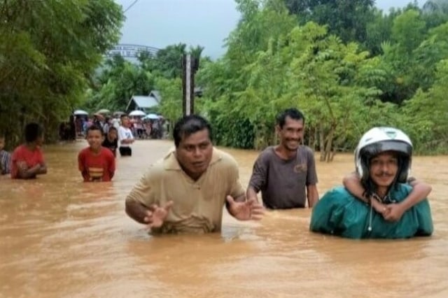 Genangan air di kawasan Lhoong, Aceh Besar. Foto: warga