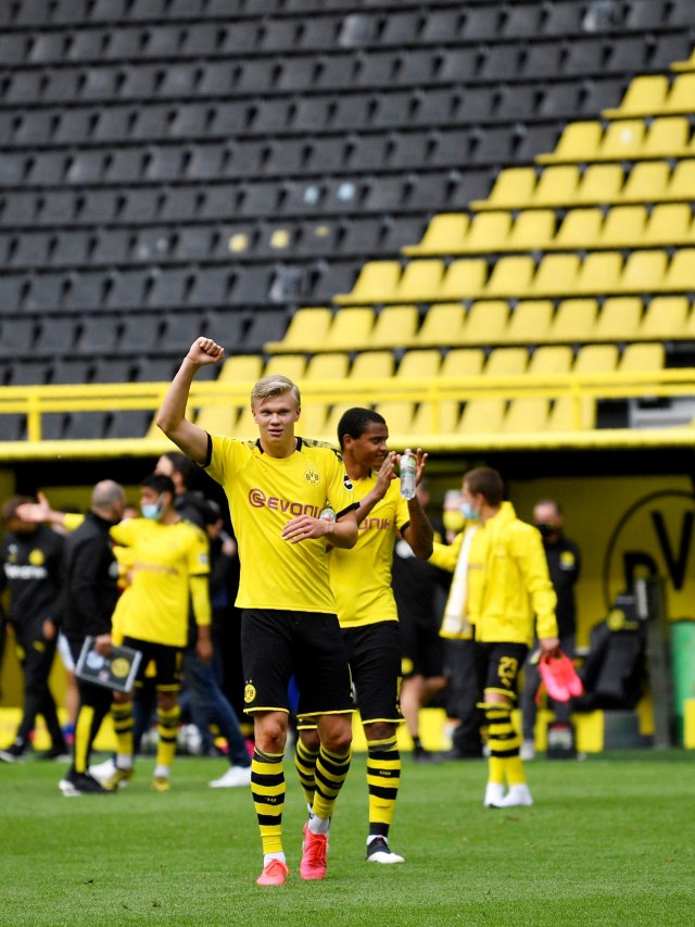 Pemain Borussia Dortmund melakukan selebrasi usai melawan Schalke 04 yang digelar tanpa penonton. Foto: Martin Meissner/Pool via REUTERS Event 