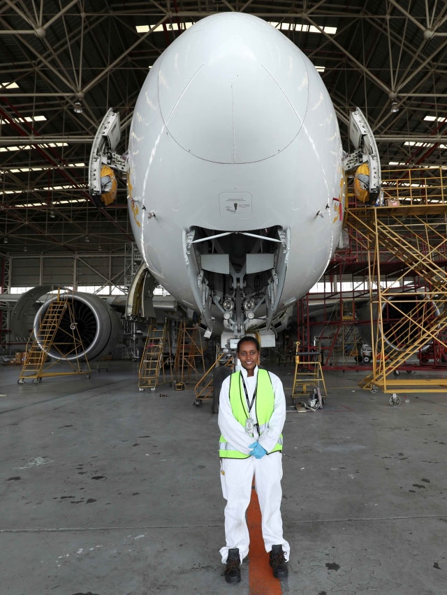 Petugas pemeliharaan kabin Ethiopian Airlines berdiri di depan sebuah pengangkut penumpang yang dikonversi menjadi pesawat kargo di hanggar Ethiopian Airlines. Foto: REUTERS / Giulia Paravicini