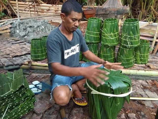 Muhammad Naipon saat sedang membuat tempat atau tumang sagu. 