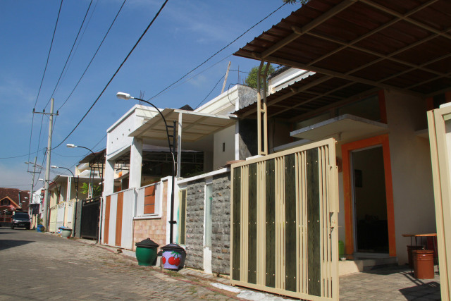 Mereka tinggal di kawasan perumahan, tepatnya di Kecamatan Pakisaji, Kabupaten Malang, Jawa Timur.