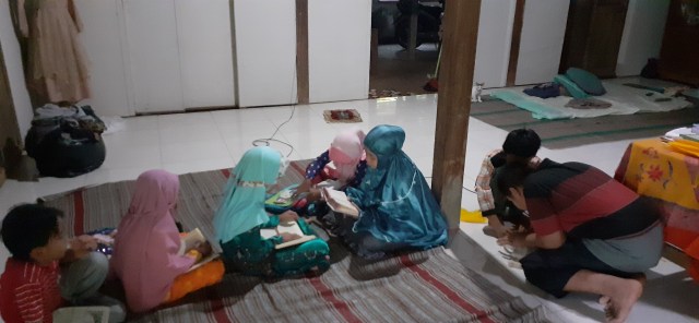 Suasana pengajian di rumah guru TPA Masjid Al Ikhlas Plumbungan, Novi Triyana, Sabtu (17/5/2020). Foto: Erfanto