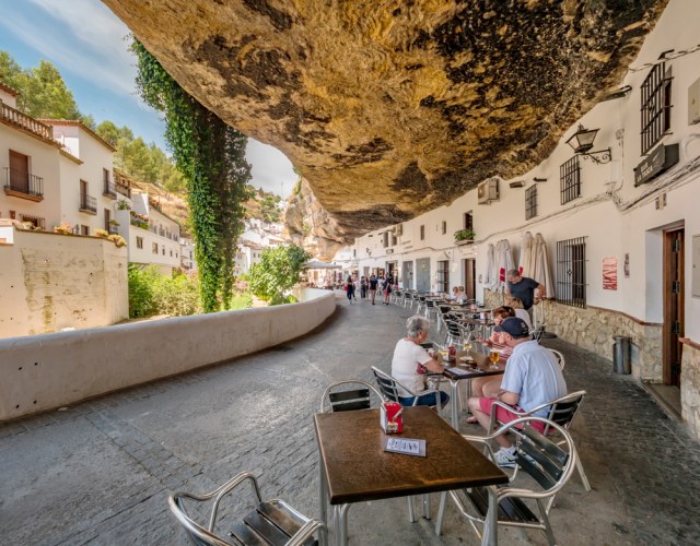 Kota Setenil de las Bodegas di Spanyol yang berdiri di bawah tebing Foto: Shutterstock