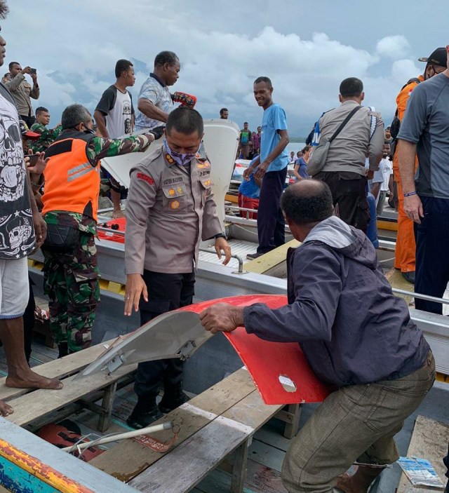 Proses evakuasi pesawat MAF. Foto: Levi