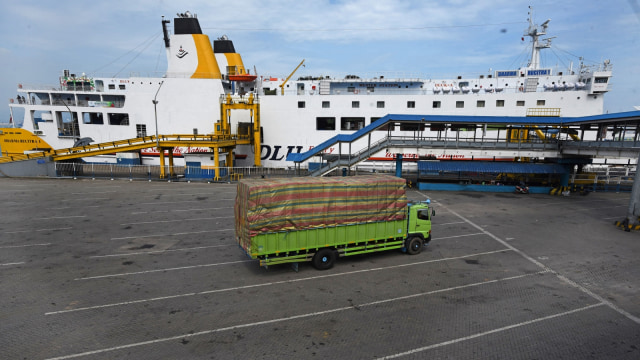 Ilustrasi truk pengangkut logistik. Foto: ANTARA FOTO/Asep Fathulrahman