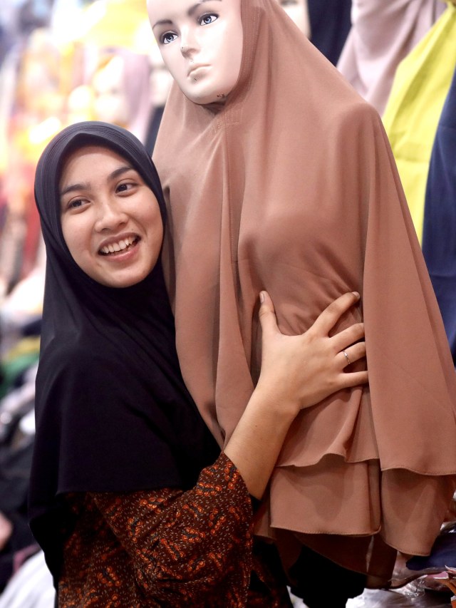 Merapikan pakaian di toko. Foto: Suparta/acehkini 