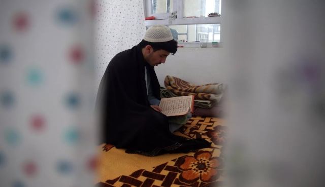 Suasana umat muslim di Afganistan melakukan itikaf. Foto: AP Photo/Rahmat Gul