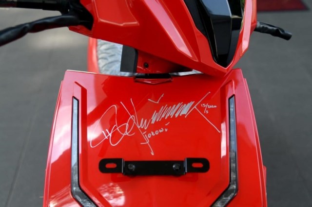 Motor listrik bertanda tangan Joko Widodo. Foto: Dok. MPR
