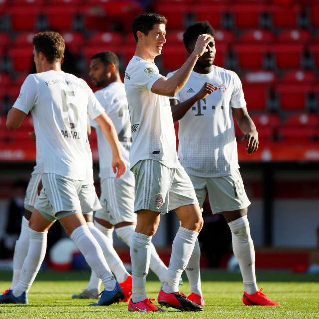 Robert Lewandowski merayakan gol yang dia cetak ke gawang Union Berlin. Foto: HANNIBAL HANSCHKE/REUTERS