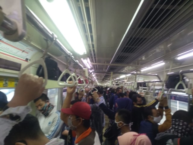 Suasana padat di dalam kereta dari Depok tujuan Jatinegara. Foto: Dok Jusdi
