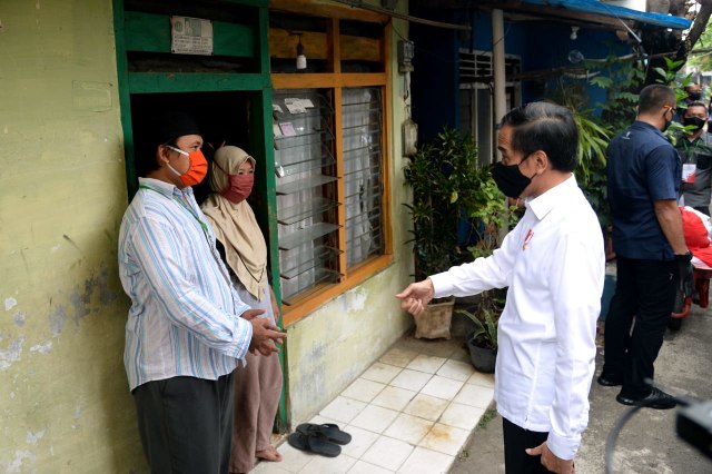 Presiden Jokowi berbincang dengan warga saat tinjau distribusi sembako di Johar Baru, Jakarta Pusat. Foto: Foto: Lukas - Biro Pers Sekretariat Presiden