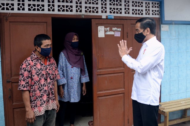 Presiden Jokowi tinjau distribusi sembako di Johar Baru,  Jakarta Pusat Foto: Foto: Lukas - Biro Pers Sekretariat Presiden
