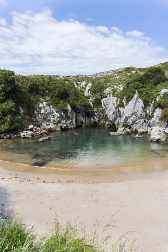 Pantai Gulpiyuri, pantai unik tanpa laut di Spanyol Foto: Shutter Stock