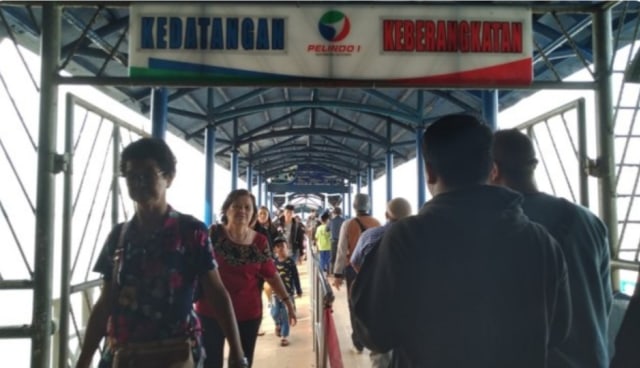 ﻿Para penumpang di Pelabuhan Tanjungbalai Karimun. Foto: Khairul S/kepripedia.com