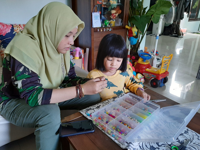 Membuat kerajinan tangan bersama anak jadi kegiatan seru selama belajar di rumah. Foto-foto: Amanah Nur Asiah/Basra
