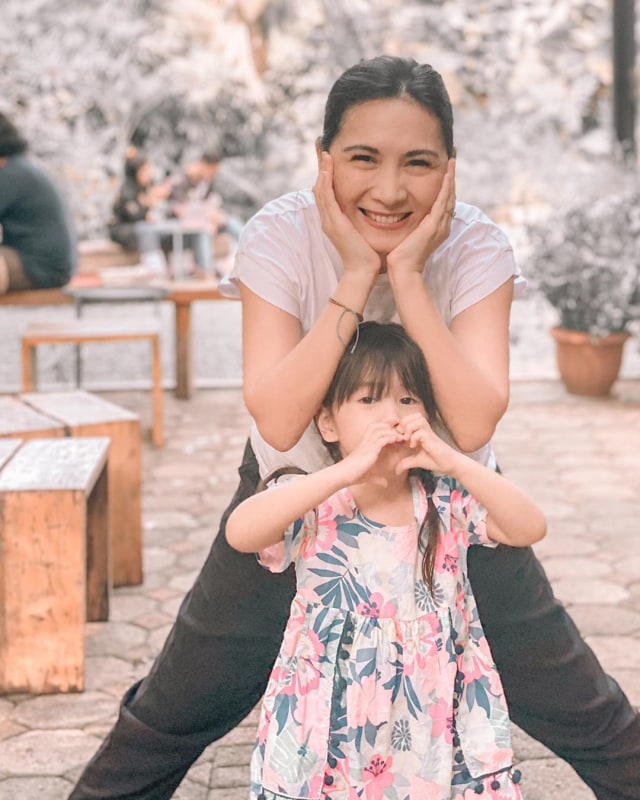 Presenter sekaligus pesinteron Jennifer Arnelita dan anaknya. Foto: Instagram @jenniferarnelita.