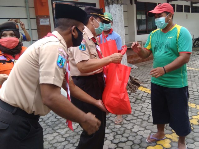 Kwartir Daerah Gerakan Pramuka Jatim membagikan 345 paket bahan makanan kepada masyarakat terdampak corona. Foto-foto : Masruroh/Basra