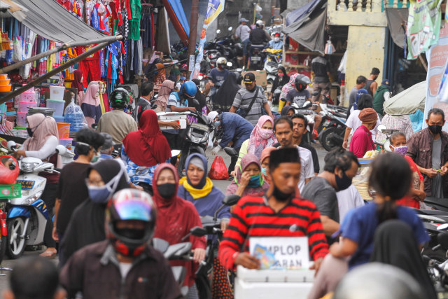 Sejumlah warga dan pengendara motor memadati kawasan Pasar Anyar, Kota Bogor, Jawa Barat, Senin (18/5/2020). Foto: Antara/Arif Firmansyah