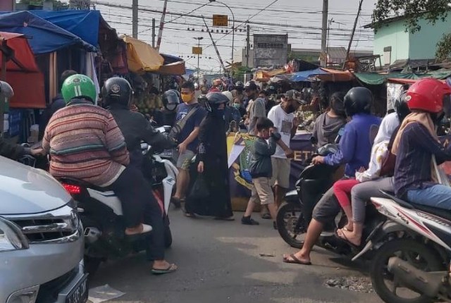 Kondisi di Pasar Anyar Kota Tangerang yang tak hiraukan PSBB. Foto: Istimewa