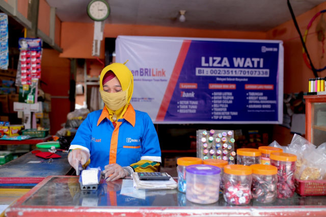 com-Lizawati, Agen BRILink di Perawang, Riau. Foto: Dok. BRI