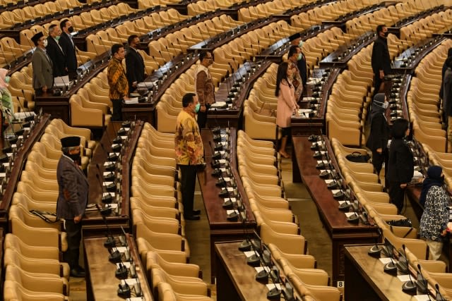 Sejumlah anggota DPR menghadiri Rapat Paripurna masa persidangan III 2019-2020 secara langsung, di Komplek Parlemen, Jakarta, Selasa (12/5). Foto: ANTARA FOTO/ Muhammad Adimaja