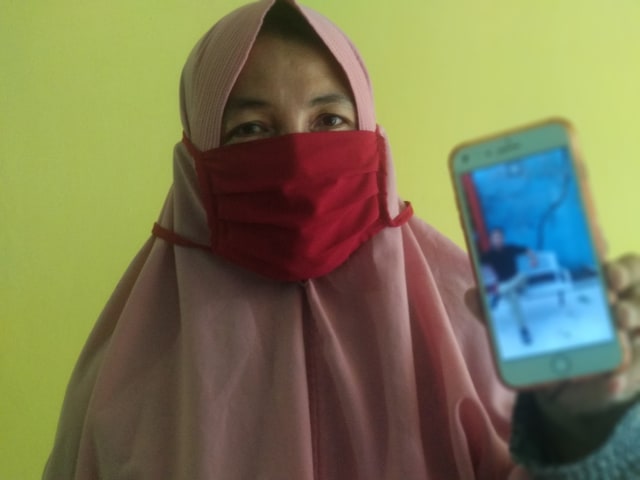 Ita, ibu dari Kevin, sau dari enam pemuda yang hilang di Garut. (foto: W Pratama/Urban Id)