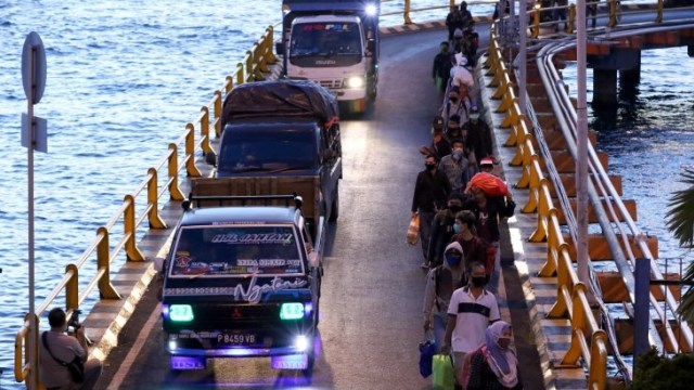 Arus mudik di Pelabuhan Ketapang, Banyuwangi, Jawa Timur. Foto: Antara/Budi Chandra Setya