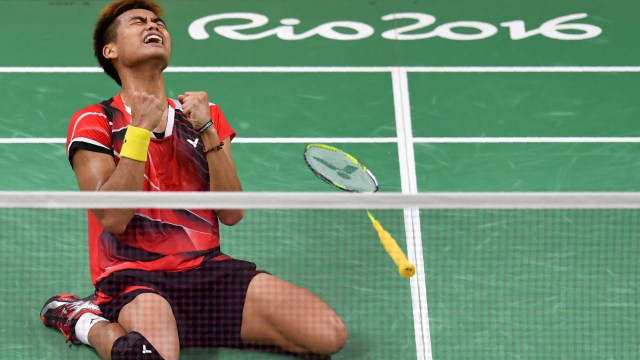 Tontowi Ahmad merayakan gelar juara Olimpiade 2016. Foto: Ben STANSALL / AFP