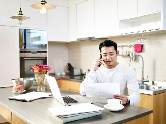 com-Ilustrasi seorang pria yang sedang work from home. Foto: Shutterstock
